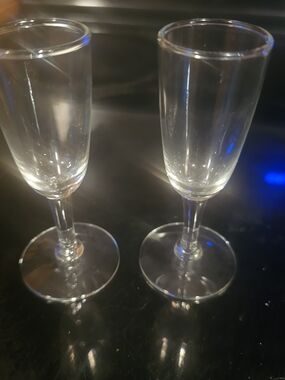 Clear Glass Champagne Flutes - Unbranded